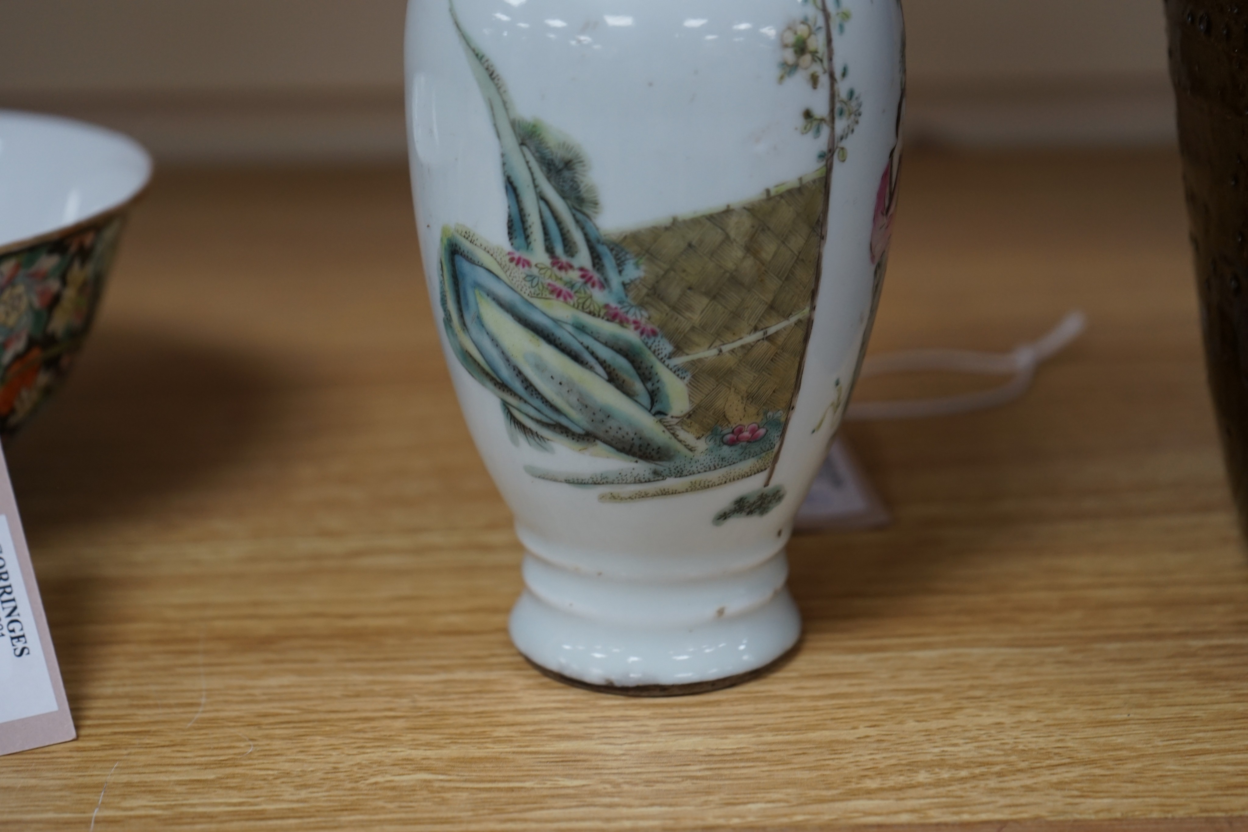 A Chinese famille rose vase, late Qing/ Republic, 20cm
